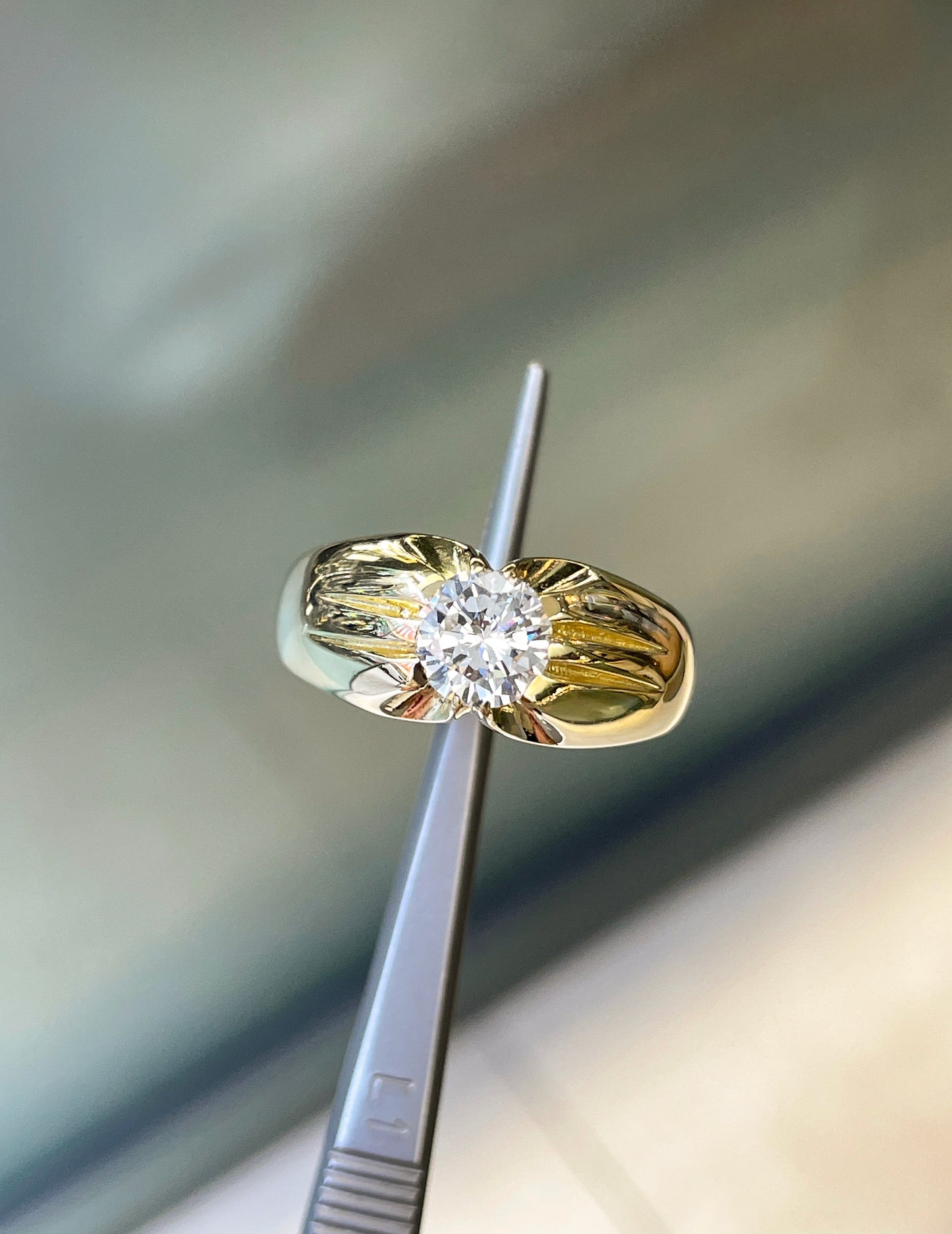 1.07ct round brilliant cut diamond gents ring in 18ct yellow gold with 10 claw open back setting, classic design