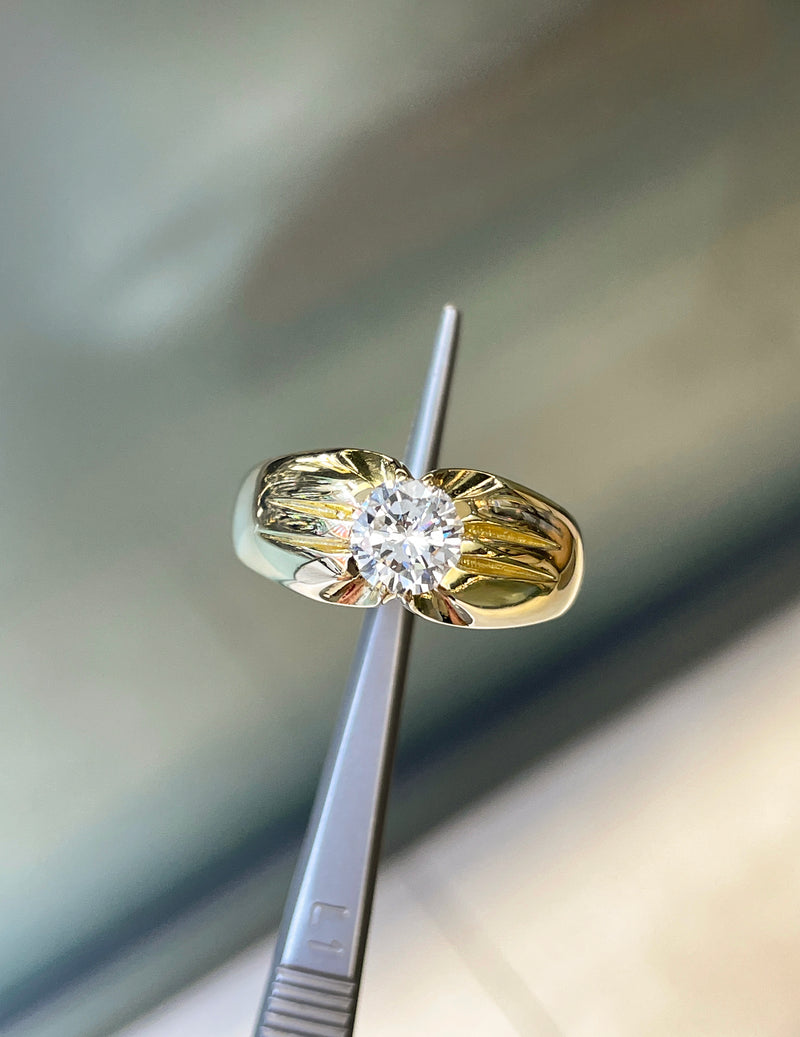 1.07ct round brilliant cut diamond gents ring in 18ct yellow gold with 10 claw open back setting, classic design