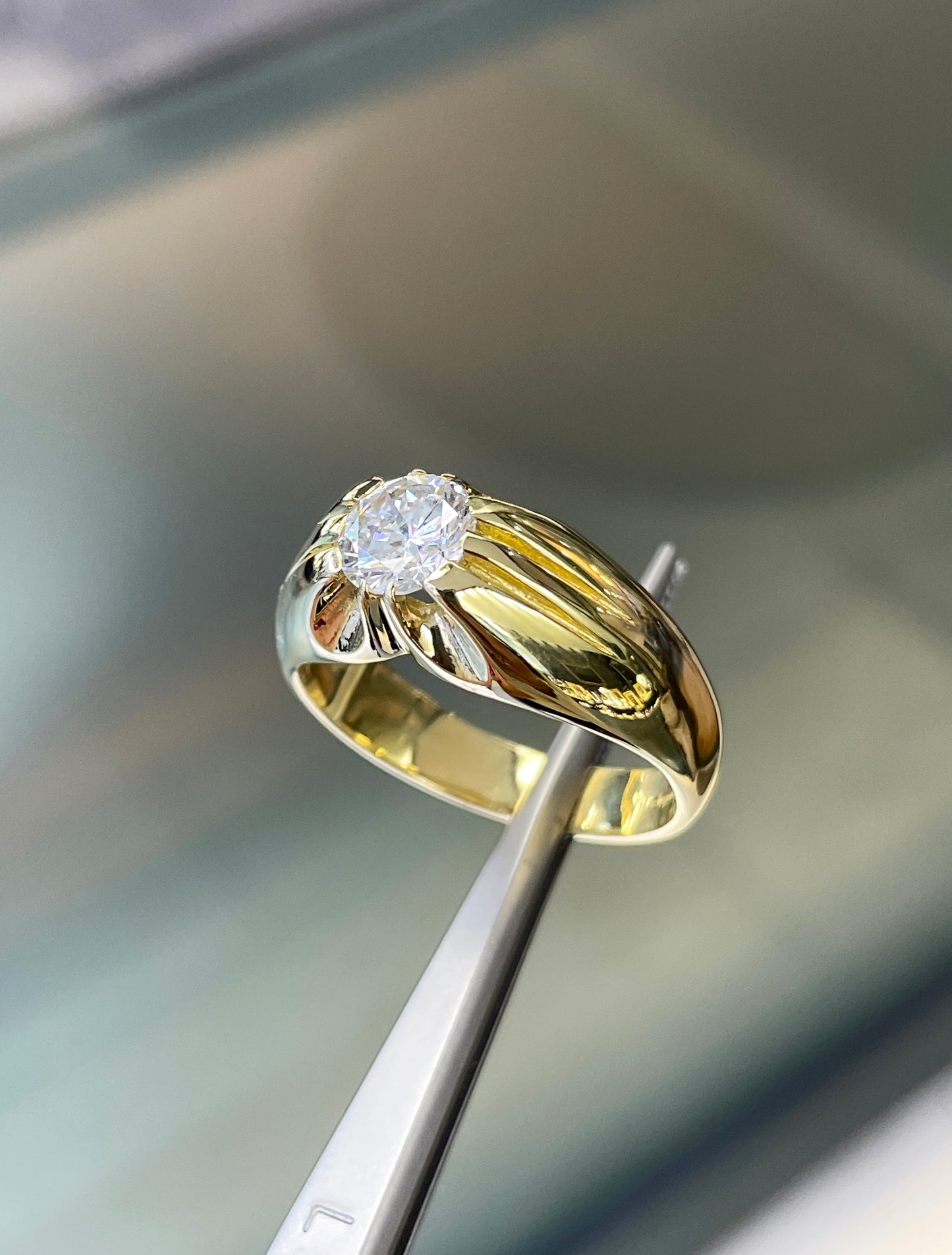 1.07ct round brilliant cut diamond gents ring in 18ct yellow gold with 10 claw open back setting, classic design