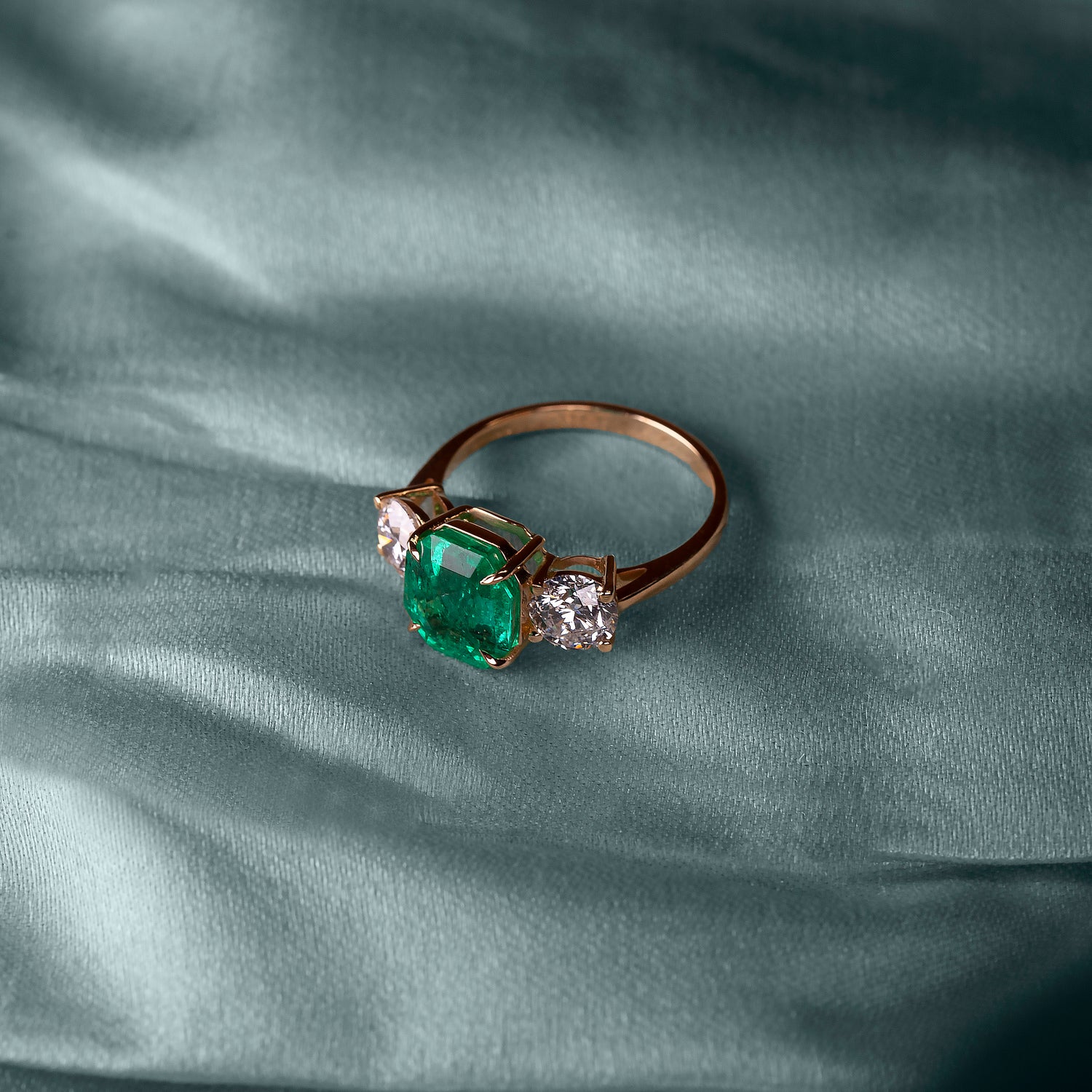 Tobi Gem - bespoke ring emerald diamonds