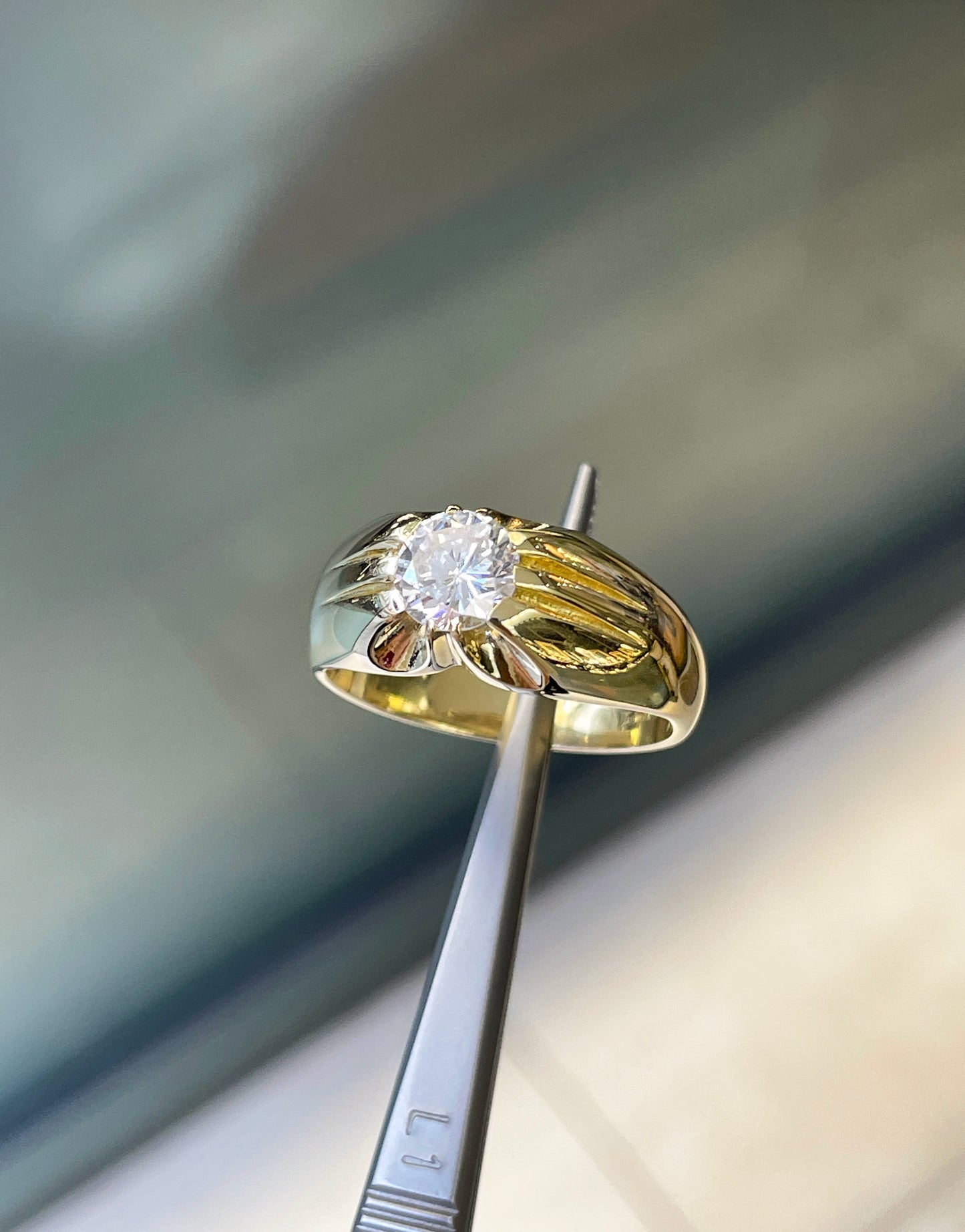 1.07 Carat Diamond 18 Carat Yellow Gold Gents Gypsy Ring