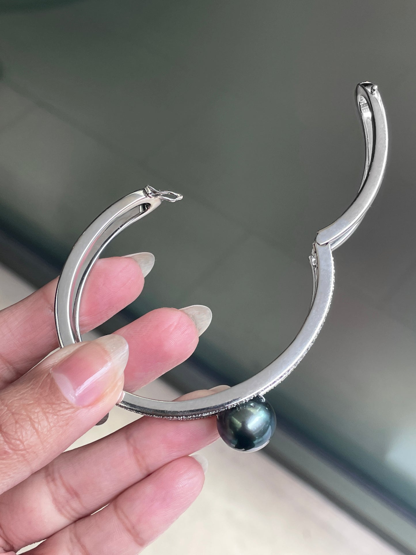Autore Black South Sea Pearl and Diamond 18 Carat White Gold Two-Row Bangle