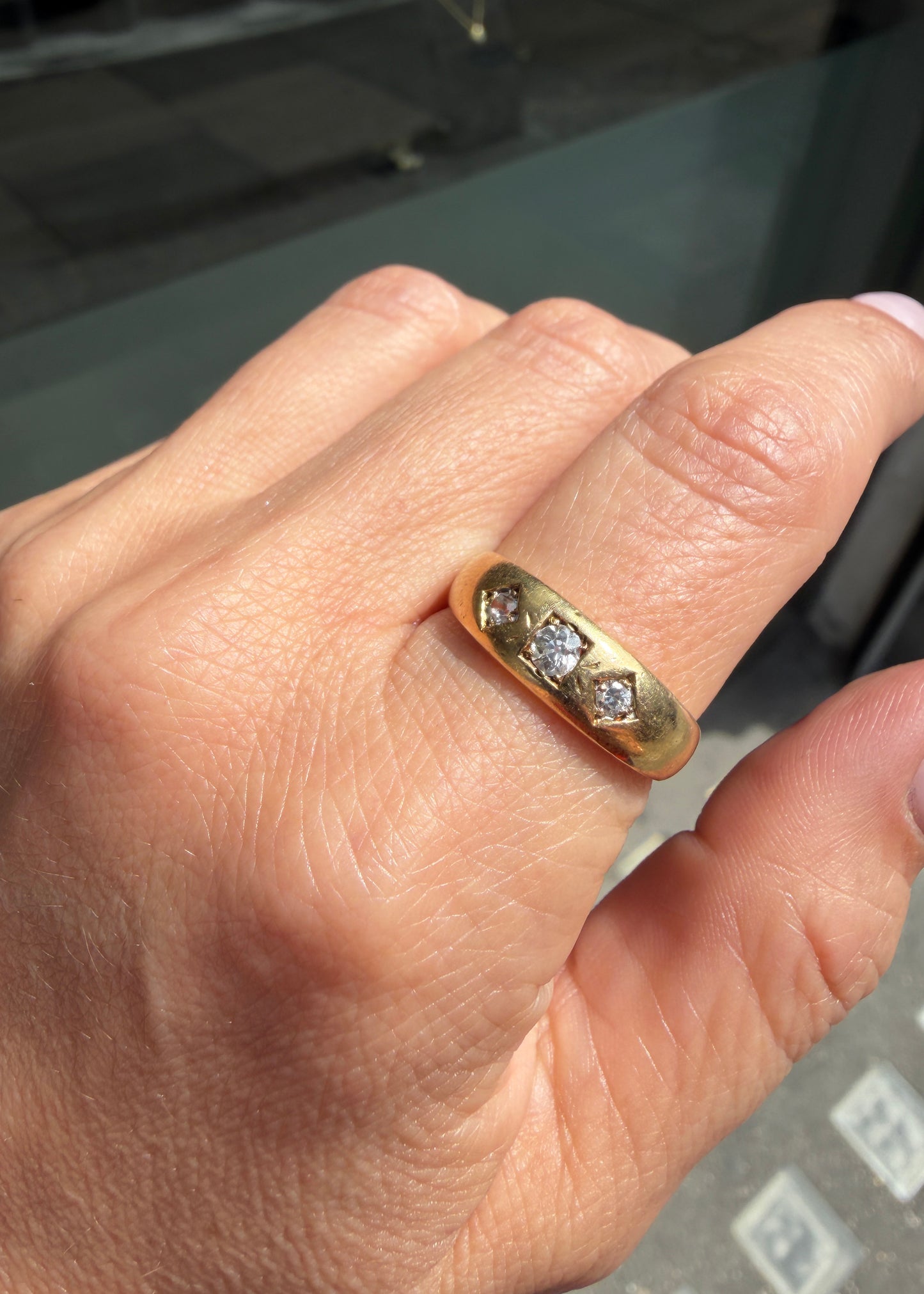 Late Victorian Old Cut Diamond 18 Carat Yellow Gold Three-Stone Band Ring, 1885