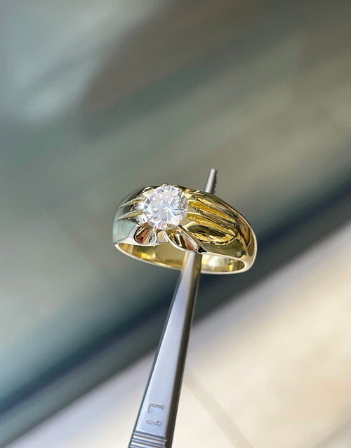 1.07ct round brilliant cut diamond gents ring in 18ct yellow gold with 10 claw open back setting, classic design 