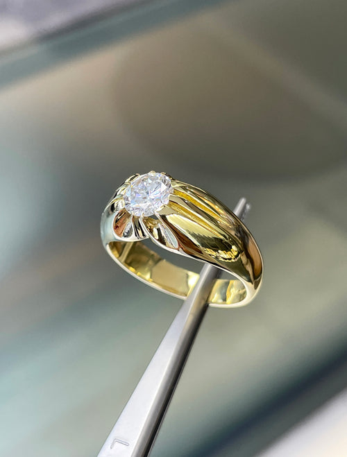 1.07ct round brilliant cut diamond gents ring in 18ct yellow gold with 10 claw open back setting, classic design