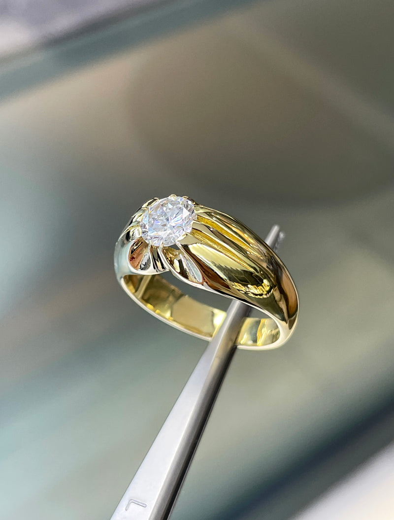 1.07ct round brilliant cut diamond gents ring in 18ct yellow gold with 10 claw open back setting, classic design