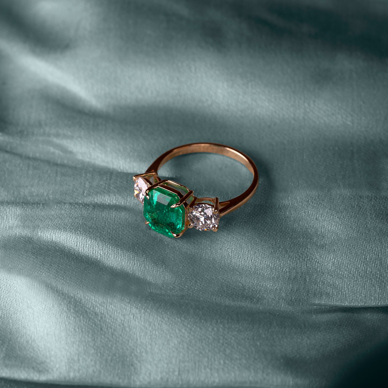 Tobi Gem - bespoke ring emerald diamonds 
