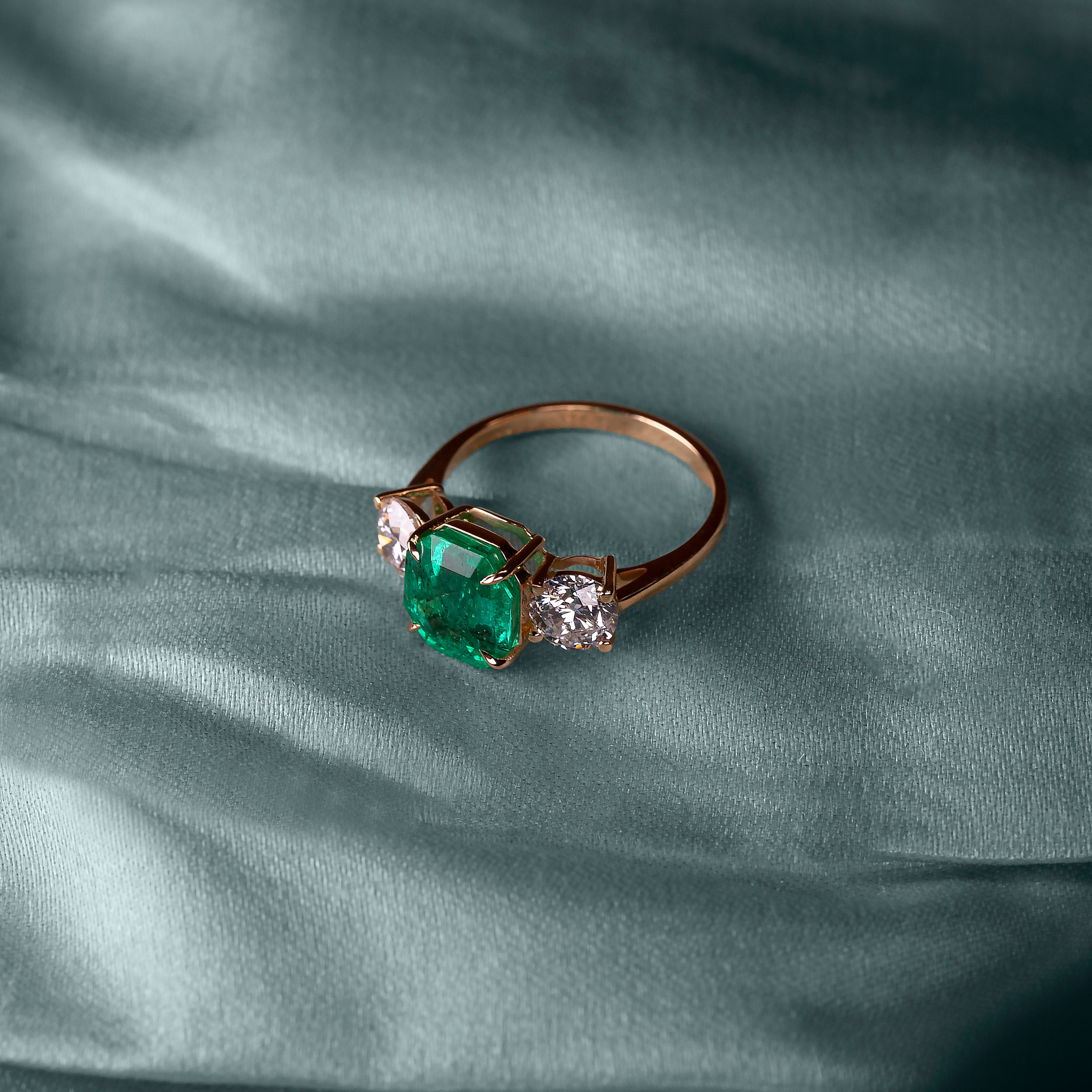 Tobi Gem - background banner emerald bespoke gold ring 