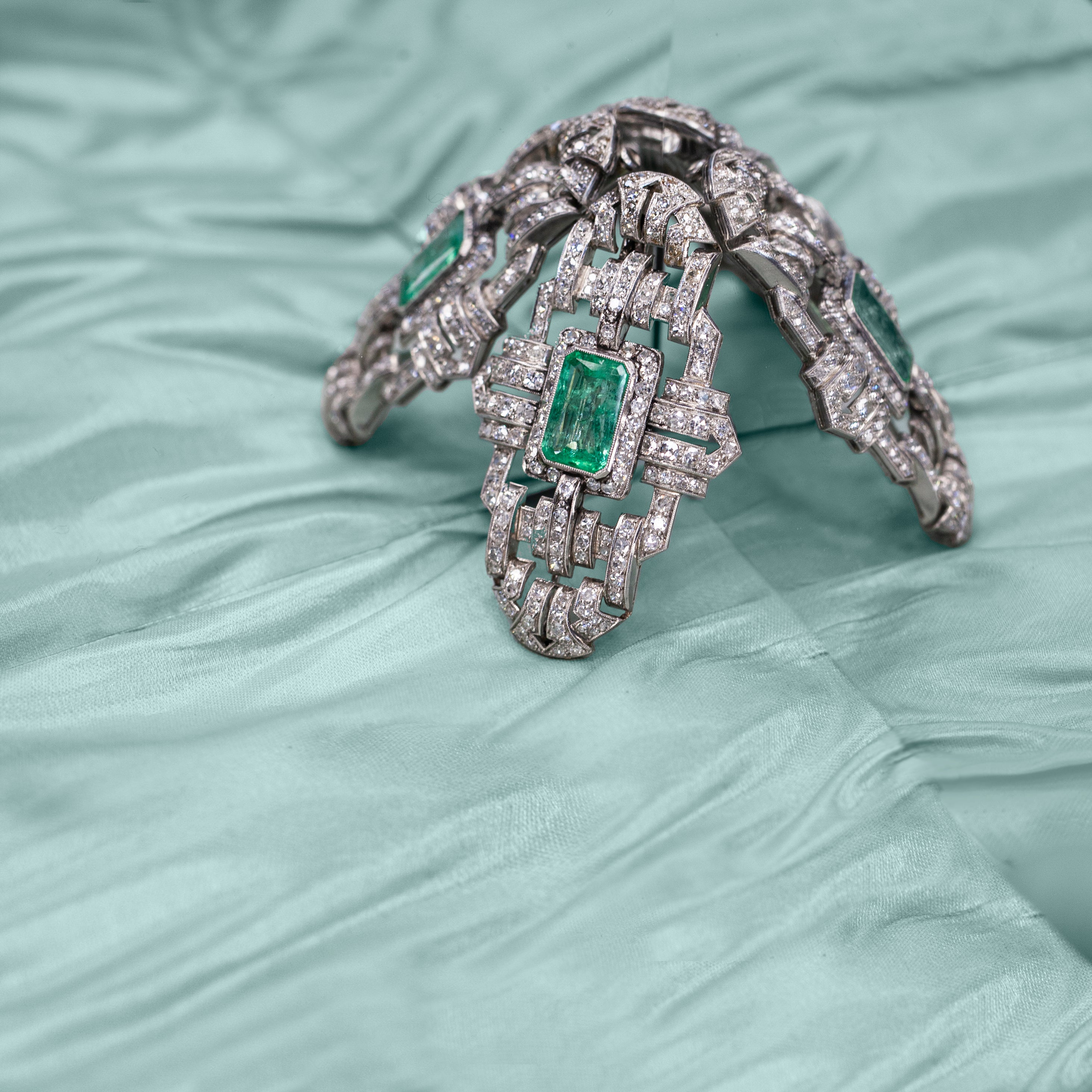 Tobi Gem - background banner emerald diamonds gold broch