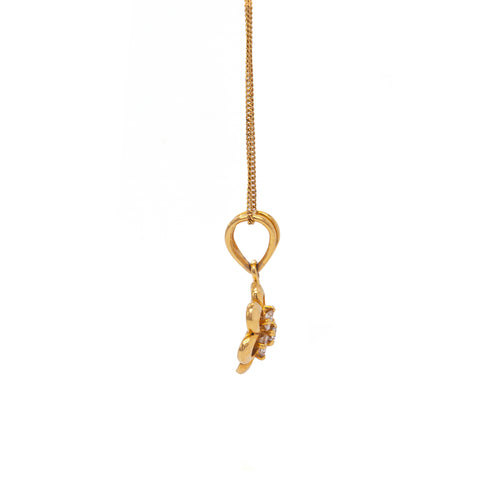 Daisy Diamond Cluster 18 Carat Yellow Gold Flower Pendant and Chain