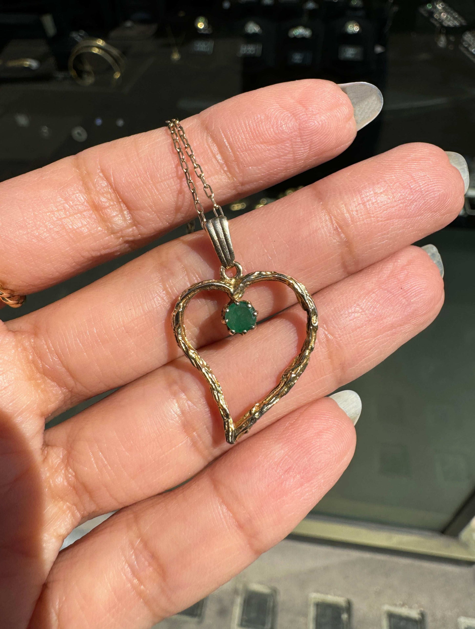 Vintage Emerald & 9 Carat Yellow Gold Open Work Heart Shape Pendant and Chain