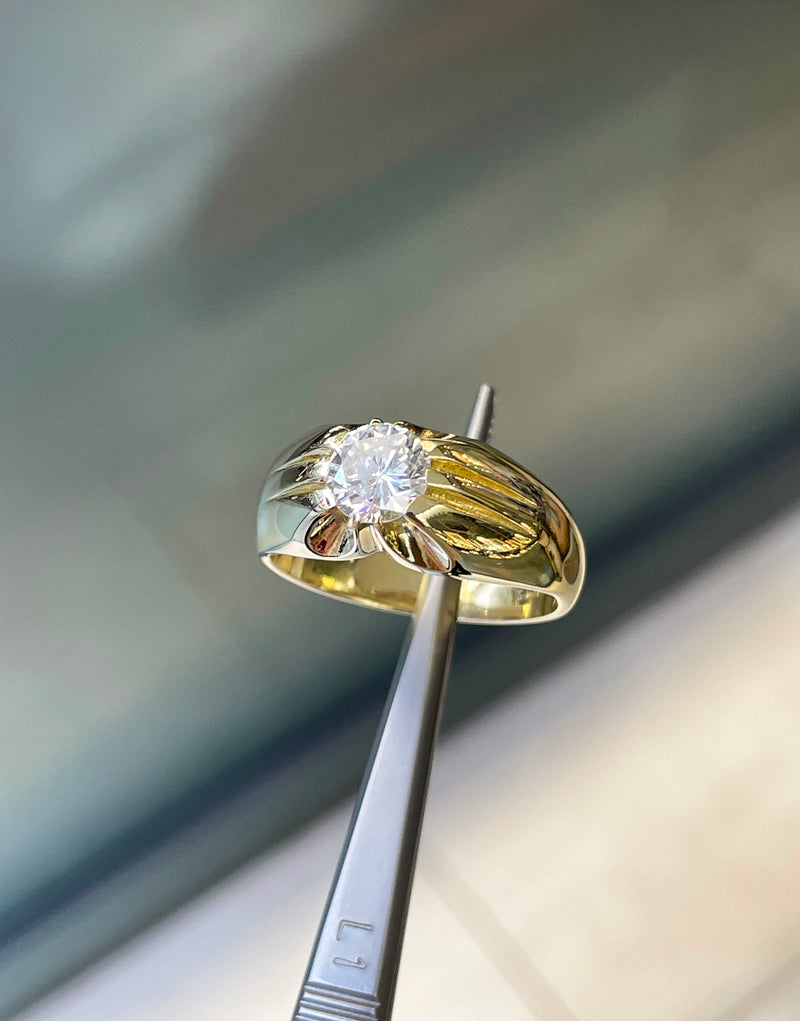 1.07 Carat Diamond 18 Carat Yellow Gold Gents Gypsy Ring