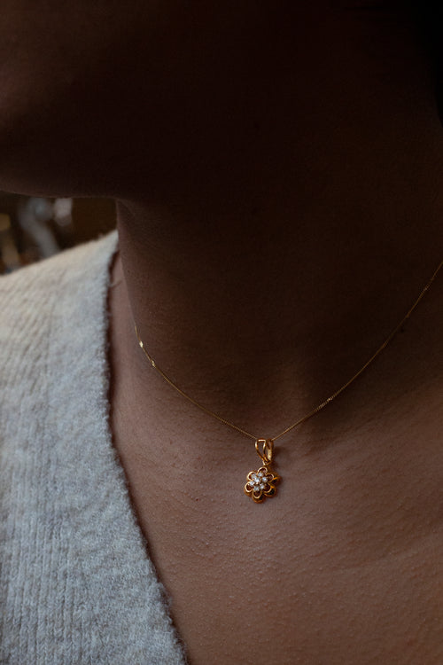 Daisy Diamond Cluster 18 Carat Yellow Gold Flower Pendant and Chain