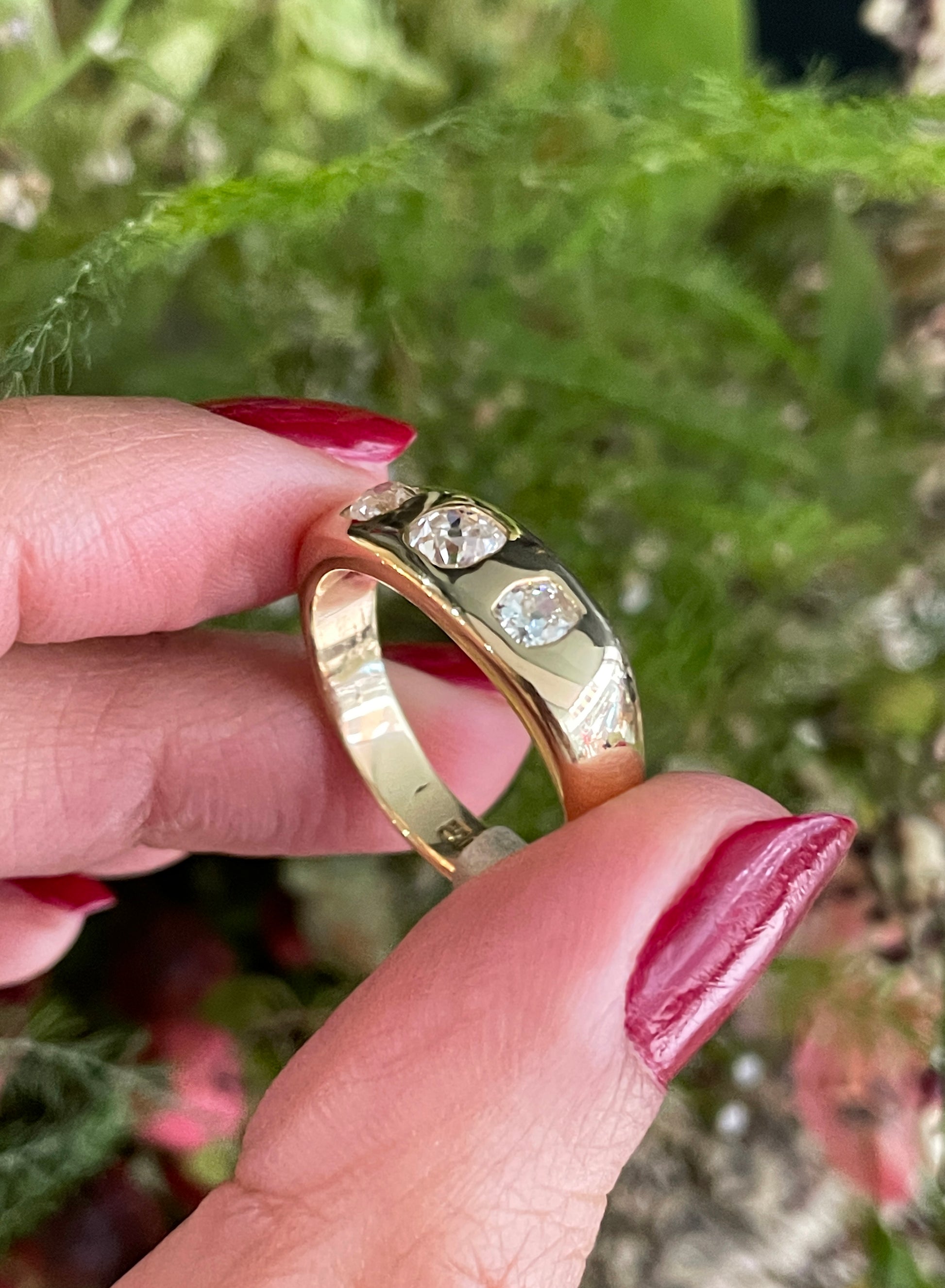 Antique 1.04 Carat Diamond 18 Carat Yellow Gold Gents Three-Stone Ring, 1919 - Tobi Gem Setting