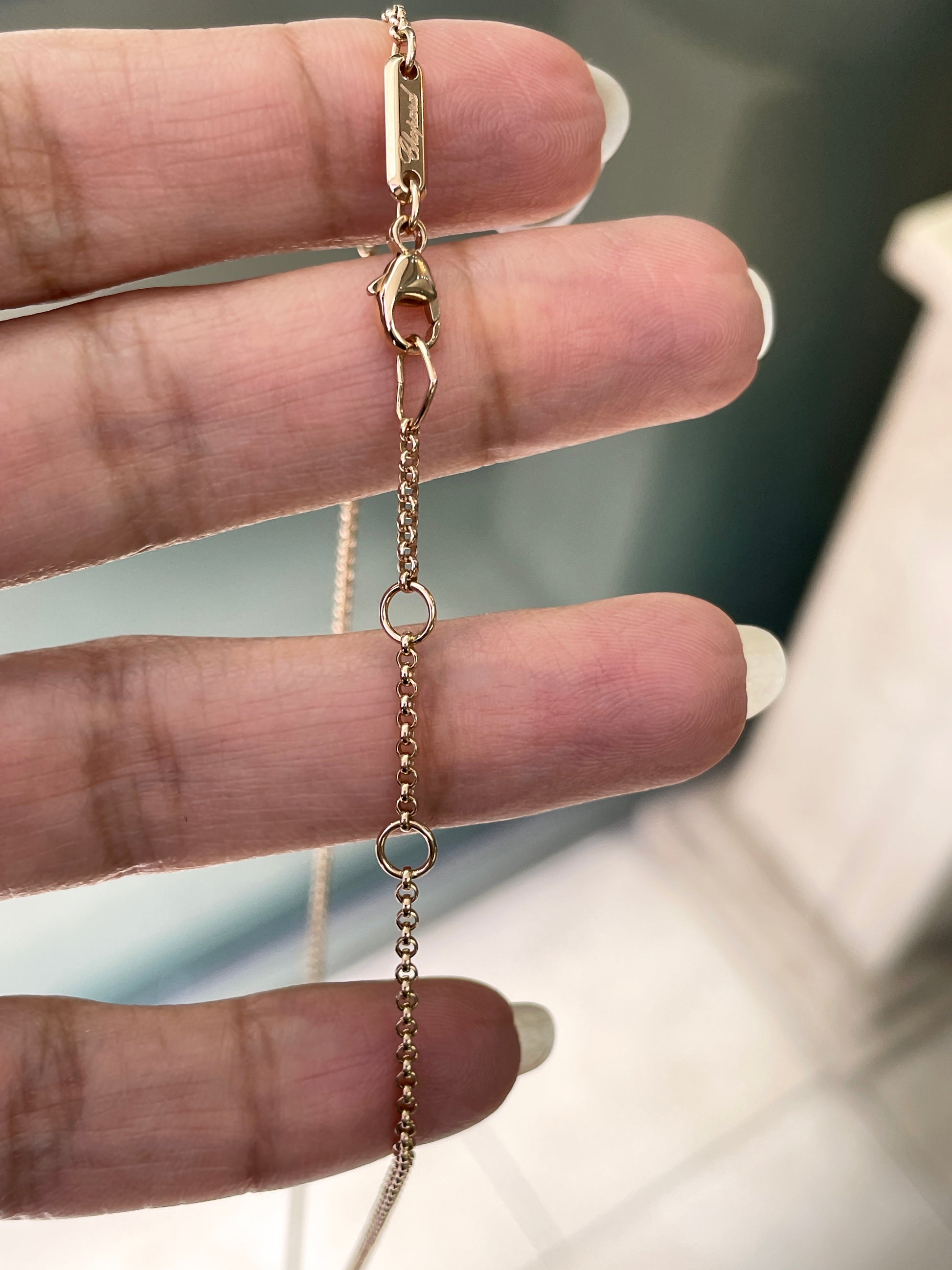 necklace chain detail  - Chopard 18ct Gold Happy Hearts James Bond 007 Limited Edition Diamond Pendant