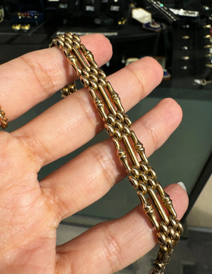 close up details of Antique 15 Carat Yellow Gold Gate Link Bracelet, Circa 1900
