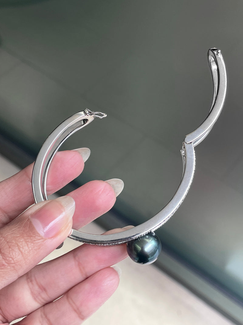 Autore Black South Sea Pearl and Diamond 18 Carat White Gold Two-Row Bangle