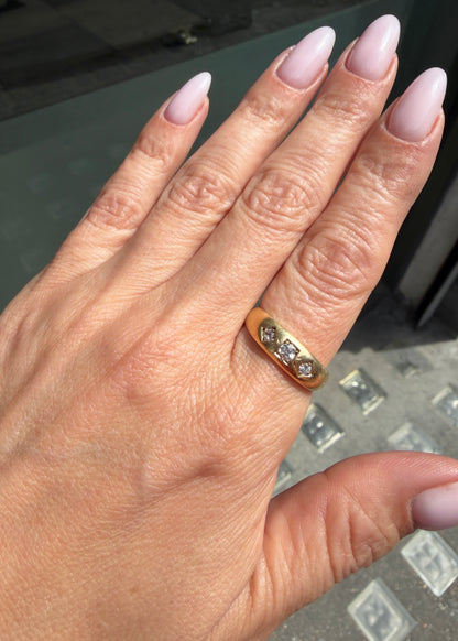 Late Victorian Old Cut Diamond 18 Carat Yellow Gold Three-Stone Band Ring, 1885