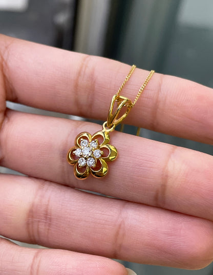 Daisy Diamond Cluster 18 Carat Yellow Gold Flower Pendant and Chain