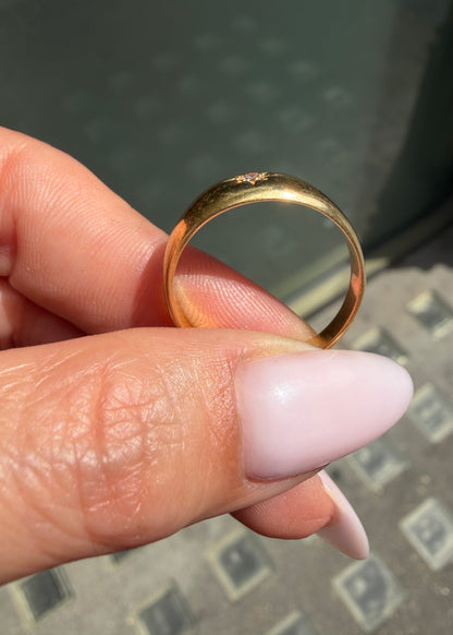 Antique Star Set Old Mine Cut Diamond 18 Carat Yellow Gold Band Ring, c.1900s