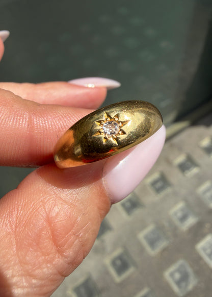 Antique Star Set Old Mine Cut Diamond 18 Carat Yellow Gold Band Ring, c.1900s