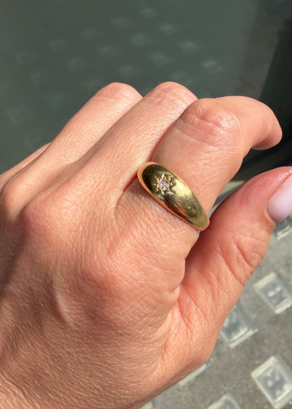 Antique Star Set Old Mine Cut Diamond 18 Carat Yellow Gold Band Ring, c.1900s
